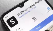 Shein továbbra is elérhető Franciaországban a jogi nyomás ellenére
