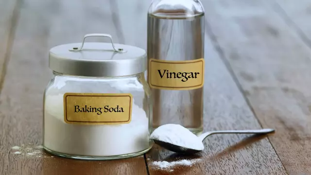 The Truth About Baking Soda and Vinegar: Should They Ever Be Mixed?