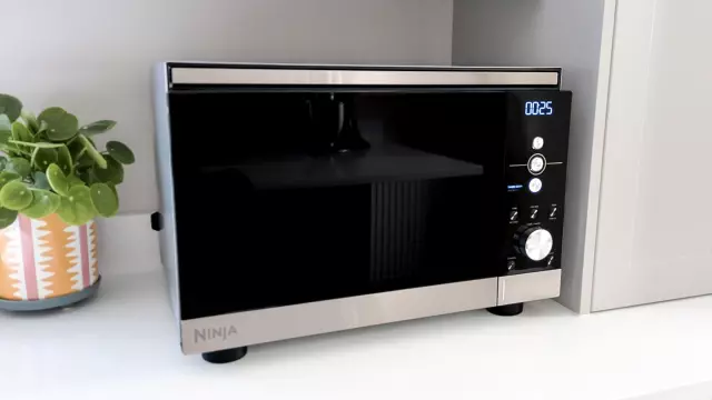 Ninjaの電子レンジ＋エアフライヤーには懐疑的だったが、電子レンジの最大の欠点を解消してくれる。