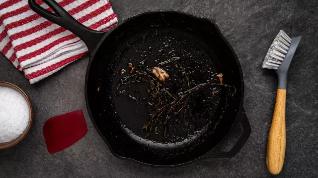 A Clever, Scratch-Free Trick to Remove Burnt Food from Cast Iron in Seconds