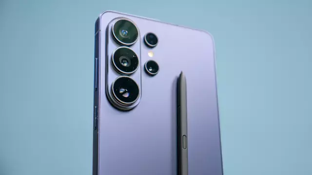 Samsung Phones Coverage: The Latest Reviews, Price Hikes, and Foldable Comparisons