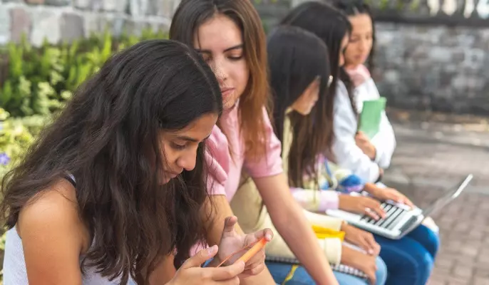 Đối với những người dưới 25 tuổi, việc sử dụng mạng xã hội quá mức đang gây ảnh hưởng tiêu cực đến sức khỏe tinh thần.