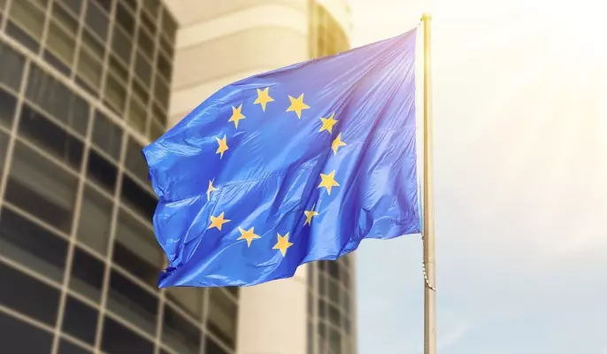 L'Unione Europea vuole vietare gli strumenti di intelligenza artificiale che spogliano senza consenso.