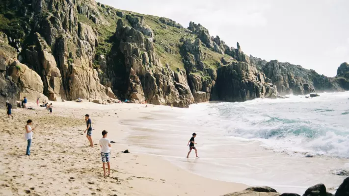 আপনার পারিবারিক ছুটির জন্য হোটেল বুকিং কেন বন্ধ করা উচিত?