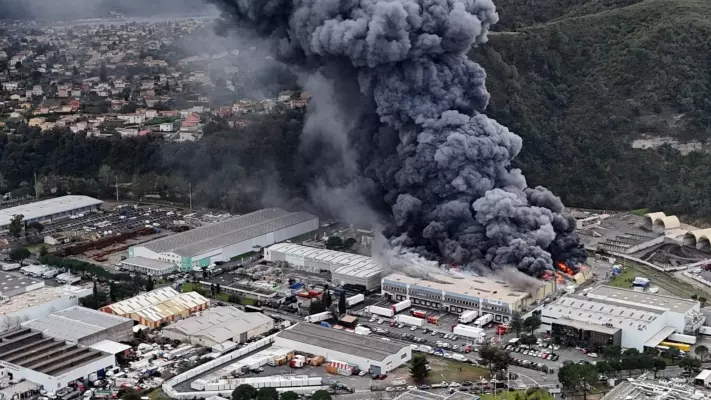 เกิดไฟไหม้โกดังสินค้าแห่งหนึ่งในเมืองคาร์รอส ควันดำหนาทึบพวยพุ่งออกมาจากเปลวไฟ